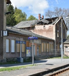 Das marode Bahnhofsgebäude in Bienenmühle wird abgerissen.