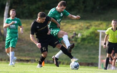 Die Lichtensteiner um Kevin-Pal Petrovics (schwarzes Trikot) hatten gegen Reichenbrand keinen leichten Stand. 
