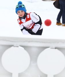 Schusswaffenfreie Zone: Beim Biathlon werfen die Kinder mit Bällen. Gregor Schuffenhauer beweist besonderes Zielwasser.