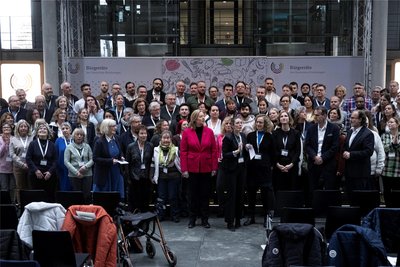 Mitglieder des Bürgerrats "Ernährung im Wandel" beim Gruppenfoto mit Bundestagspräsidentin Bärbel Bas (SPD, Mitte).