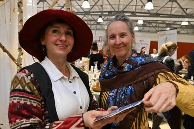 Rebecca Beyreuther, besser bekannt als Becca Morphosa (l.), und Ann König vom Stand „Miteinander sein“ haben sich bei der Messe in Lößnitz präsentiert.