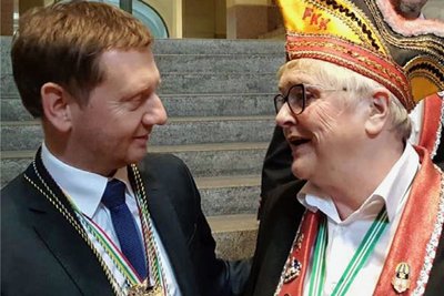 Bereits 2020 machte Michael Kretschmer die Bekanntschaft des Freiberger Karneval-Urgesteins Heidi Hinkel. 