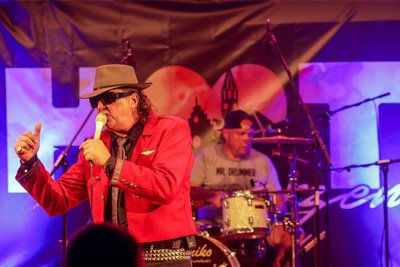 Die Udo-Lindenberg-Show, präsentiert von einer Coverband, sorgte für Stimmung.