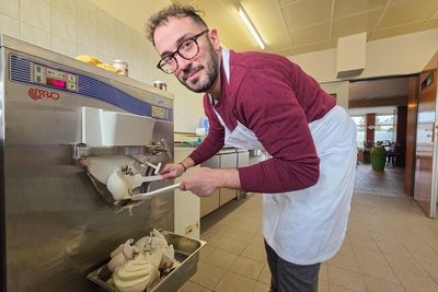 Pietro Macchione von der Eismanufaktur Bacio & Caffé bei der Eisproduktion.