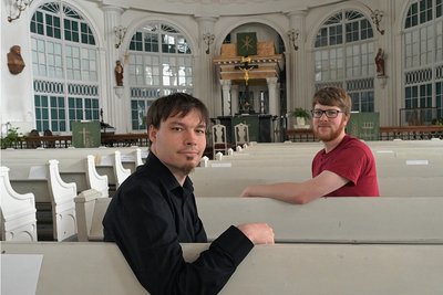 Die Kantoren Martin Seidel (li.) und Andreas Conrad in der Johanniskirche in Lößnitz. 