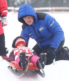 Augen auf: Torsten Wustlich, Olympia-Silbermedaillengewinner von Turin 2006, schiebt Lilly Schubert auf die Eisbahn.