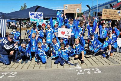 Die U-13-Nachwuchs-Eishockeyspieler der Crashers Chemnitz.
