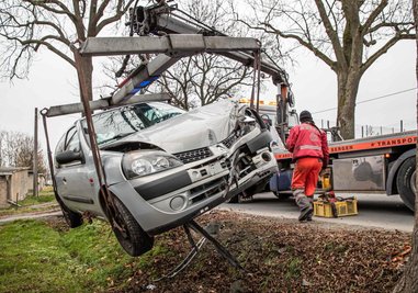 Während der Unfallaufnahme gab der Renault-Fahrer an, dass er vom Gegenverkehr geblendet wurde und deshalb von der Fahrbahn abkam.