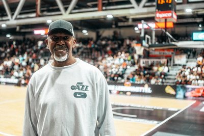 Zwischen 1983 und 1999 bestritt Thurl Bailey 997 Spiele in der NBA. Am Montag war er in Chemnitz, um seinen Sohn spielen zu sehen.