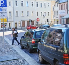 Jetzt darf gegenüber der Apotheke am Waldenburger Markt auch auf der linken Seite geparkt werden.