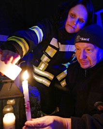 Jugendwehrleiterin Bianca Göthel und ihr Ehemann Marek entzündeten mit dem Friedenslicht Kerzen.