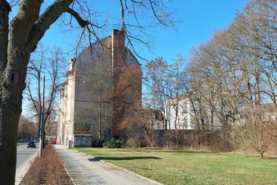 Die Grünfläche neben dem Marthaheim (Foto) soll künftig der Diakonie als Parkplatz dienen. Es sind Ersatzpflanzungen geplant.