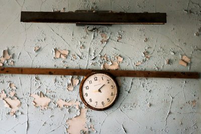 Eine zerbrochene Uhr hängt an einer Wand in einer Schule in der verlassenen Stadt Prypjat, deren Bewohner nach dem Reaktorunfall evakuiert wurden. Hier lebten einst Menschen, deren Leben mit dem etwa drei Kilometer entfernten Kernkraftwerk Tschernobyl verbunden war.