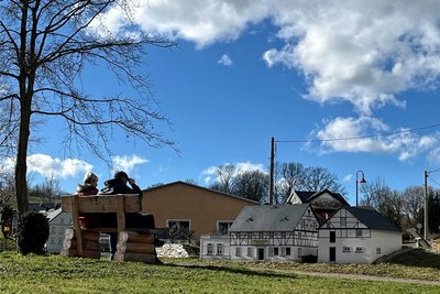 Mini-Weißbach im Nachbarort von Schlößchen ist ebenfalls einen Abstecher wert. Die kleine Schauanlage ist zwar noch nicht komplett aufgebaut. Aber das stört absolut nicht.