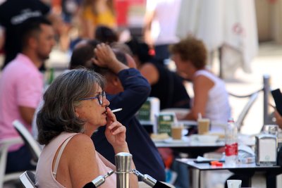 Geht es nach der EU-Kommission, sollte das Rauchen auch in den Außenbereichen von Restaurants, Cafés und Bars verboten werden.