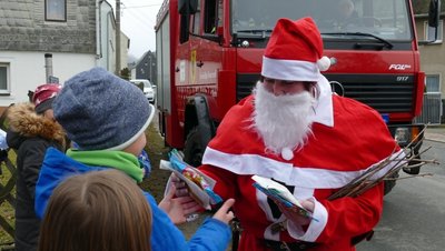 So wie hier in Herold war am Samstag auch in Thum und Jahnsbach die Feuerwehr unterwegs, um Kinder am Straßenrand zu bescheren. Insgesamt hatten die Weihnachtsmänner rund 500 Geschenke dabei. 