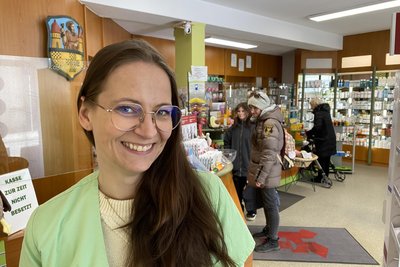 Juliane Näser und die Alte Stadt-Apotheke von Reichenbach. Nach 23 Jahren endet dieses glückliche Kapitel im Leben der Pharmazeutisch-technischen Assistentin. Und ein neues beginnt.