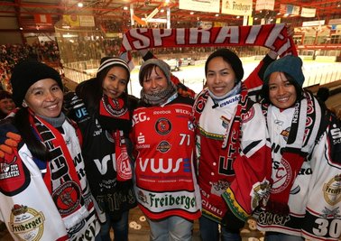 Vier junge Frauen von den Philippinen haben am Wochenende den Eishockeysport für sich entdeckt. Mercy, Irene, Gastgeberin Christin Schubert, die die Studentinnen eingeladen hat, sowie Lurame und Annika (von links) freuten sich über den Sieg der Crimmitschauer Eispiraten.