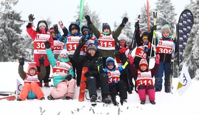Wenn ein dreifacher Olympiasieger vor Ort ist, geht es nie nur ums Springen allein: Viele Kinder, die an der Olympischen Sportwoche in Oberwiesenthal teilnahmen, ließen sich mit Jens Weißflog ablichten - fürs private Fotoalbum.