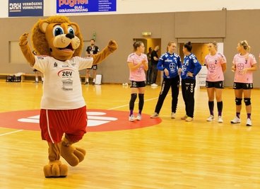 Der Sachsen-Leo in seinem Element: Gegen Bayer Leverkusen heizte er schon vor dem Einlaufen der Zwickauer Mannschaft die Stimmung an. Am Ende gelang dem BSV der erste Saisonsieg in der Bundesliga.