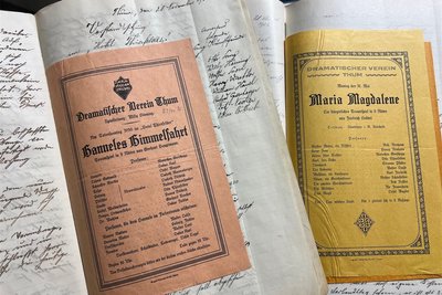 In den alten Chroniken findet man nicht nur Komödien, sondern auch teilweise Stücke der Weltliteratur.