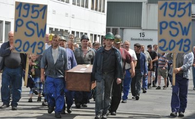 Die Mitarbeiter trugen gestern Mittag eine Firma mit langer Tradition zu Grabe. 1951 war das PSW am Brand-Erbisdorfer Standort gegründet worden.