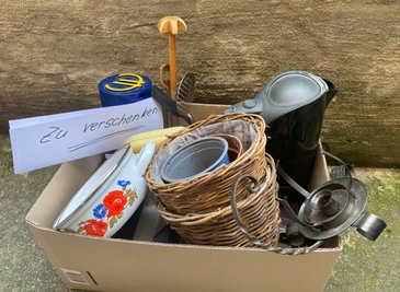 Nicht mehr benötigte Haushaltsgegenstände werden gern in Kisten gepackt und vor dem Haus zur kostenlosen Mitnahme aufgestellt. Das ist nicht immer legal. 
