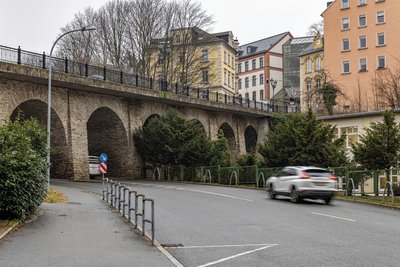 Entstehen soll auch ein Radweg, der vom unteren Bahnhof über die Bahnhofstraße (Foto) in Richtung Innenstadt führt.