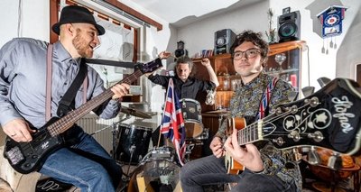 Falk Levien, Krzysztof Zurad und Michael Ranalli (von links) von der Burgstädter Band The Six Pickles im Proberaum. 