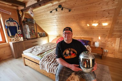 Die Rennbegeisterung von Marcel Uhlmann macht auch vor den Wohnräumen nicht Halt. Alle Zimmer sind mit Sammlerstücken dekoriert.
