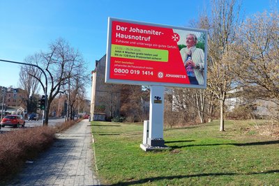 Der neue Werbeträger an der Friedensstraße steht außerhalb der Flächen, die für Parkplätze genutzt werden sollen. Er bleibt stehen.