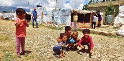 Baracken aus Balken und Planen: Mehr Schutz haben die syrischen Flüchtlingskinder im libanesischen Bekaa-Tal nicht. Viele von ihnen müssen zudem auf den Feldern schuften.
