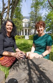 Nadja Hiller (l.) und Christiane Warnat-Lehker sind froh, dass wieder Angebote wie Eltern-Kind-Kurse im Familienzentrum Annaberg möglich sind. Digital erinnern sie an die Anfänge der Einrichtung vor 30 Jahren. 