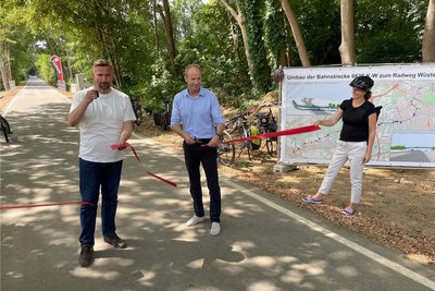 Wirtschaftsminister Martin Dulig eröffnet neuen Premiumradweg mit Ordnungsbürgermeister Knut Kunze.