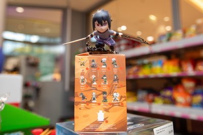 Die Plastik-Figuren des Herstellers – wie hier aus der Serie Naruto – gibt es ebenfalls in Überraschungsboxen.