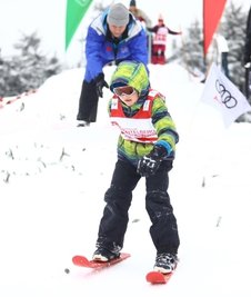 Harte Landung: Jack Groschopp kann sich beim Skispringen nur kurz auf den Beinen halten - direkt danach landet er auf dem Hosenboden.