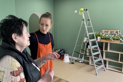 Vermieterin Monika Oertel schaut mal wieder rein. Durch den Rundbogen hinten geht’s später in Arbeitsraum zwei sowie in die Küche.