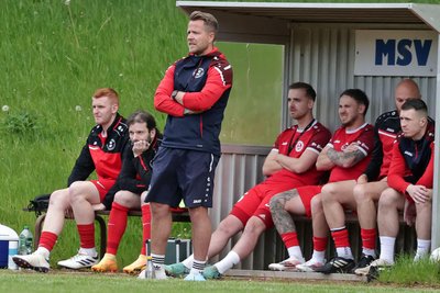 Die Meeraner um Trainer Steffen Vogel (stehend) haben nach der 1:2-Niederlage gegen Freiberg noch vier Endspiele für den Verbleib in der Landesklasse.