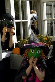 Gruselige Halloweenmasken sind schnell gemacht: Kinder können sie sich zum Beispiel aus Eierkartons basteln