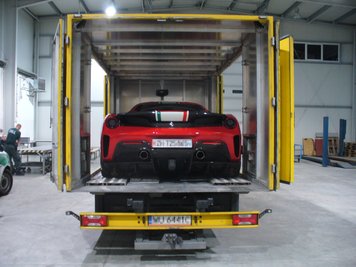 Ferrari 488 Pista auf der Ladefläche eines Lasters.