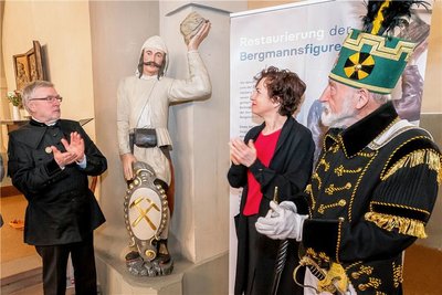 Thomas Wittig, Christiane Winkler und Günter Martin (v. l.) mit einer der beiden Figuren. 
