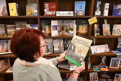 Mitarbeiterin Silke Scheibe betreut die Ausstellung mit Bübern über Kulturhauptstädte Europas.