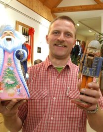 
              <p class="artikelinhalt">Uwe Löschner mit zwei der Nussknacker aus seinem Museum. </p>
            
