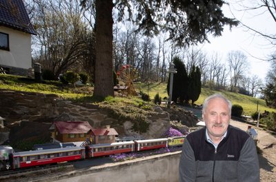 Kurz vor Ostern machte Bernd Kießling seine Gartenbahn an der Oelsnitzer Straße in Plauen wieder startklar. Besucher brauchen nur rechts den Schalter zu drücken, dann fahren mitunter vier Züge auf der 30 mal 6 Meter großen Bahn, die durch die private Einfahrt geteilt ist. 