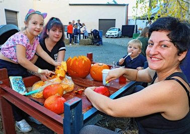 Am Sonntag vor der abschließenden Halloween-Party nutzten viele Familien ihren Besuch bei der "Art Werdau" zum Kürbisschnitzen.