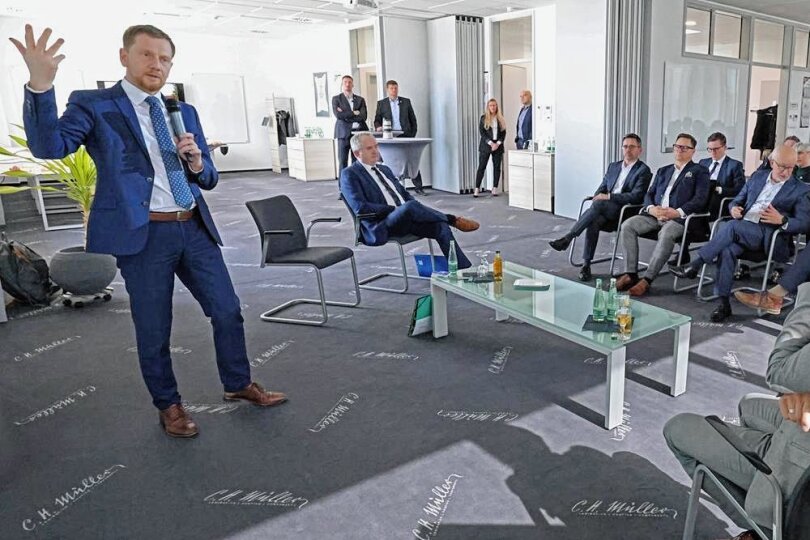 Sachsens Ministerpräsident Michael Kretschmer (links) in der Gesprächsrunde bei C. H. Müller. Die Wirtschaftsvereinigung Nördliches Vogtland mit ihrem Vorsitzenden Ralf Schaller (rechts) hatte eingeladen.