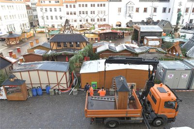 Christmarkt auf der Freiberger Obermarkt. Im Bild der Abbau der Umrahmung.