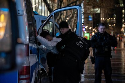 Die Polizei bei der Kontrolle einer Juegdngruppe.
