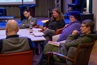 In kleiner Runde diskutierten Interessierte am Freitagabend im Plauener Markuskeller über ein Social-Media-Verbot für Jugendliche.