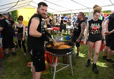 Das Festival "It's Mai Live" am 1. Mai auf der Wiese an der Rochhausmühle bei Grünhainichen im Erzgebirge gehört zu den größten Veranstaltungen des Dorftanzkomplotts. In diesem Jahr waren etwa 200 Gäste dabei. Oft arbeitet der Verein mit einer veganen Koch-Crew zusammen. 